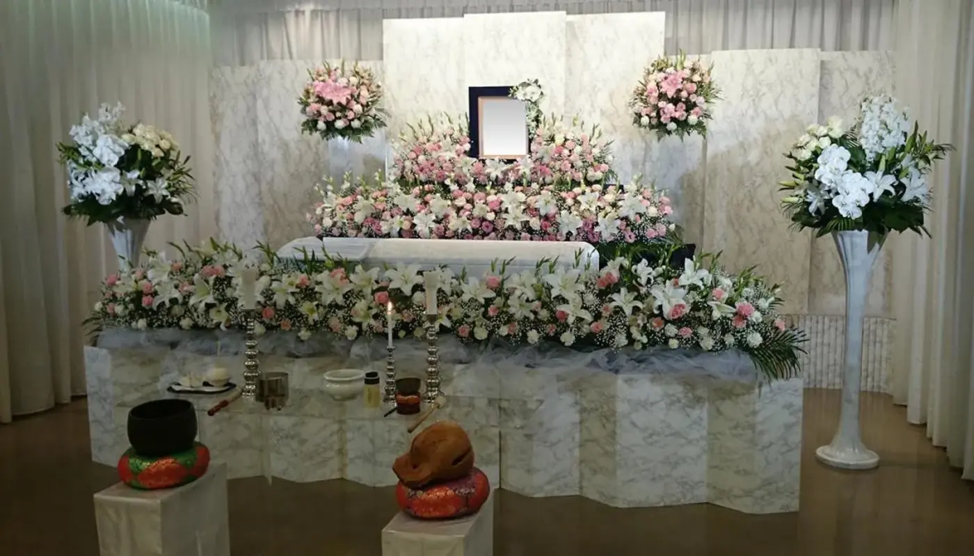 ボリューミーな花祭壇