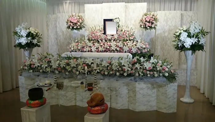 ボリューミーな花祭壇