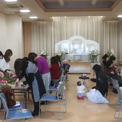 東典礼で葬儀を行なった写真