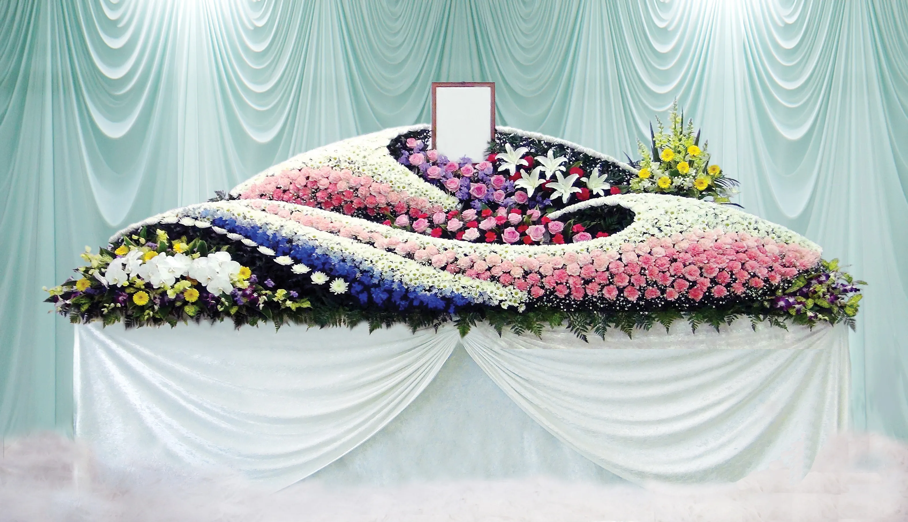 一般葬プラン(１日葬プラン・家族葬プランにもお薦めのワンランク上の生花祭壇です。)