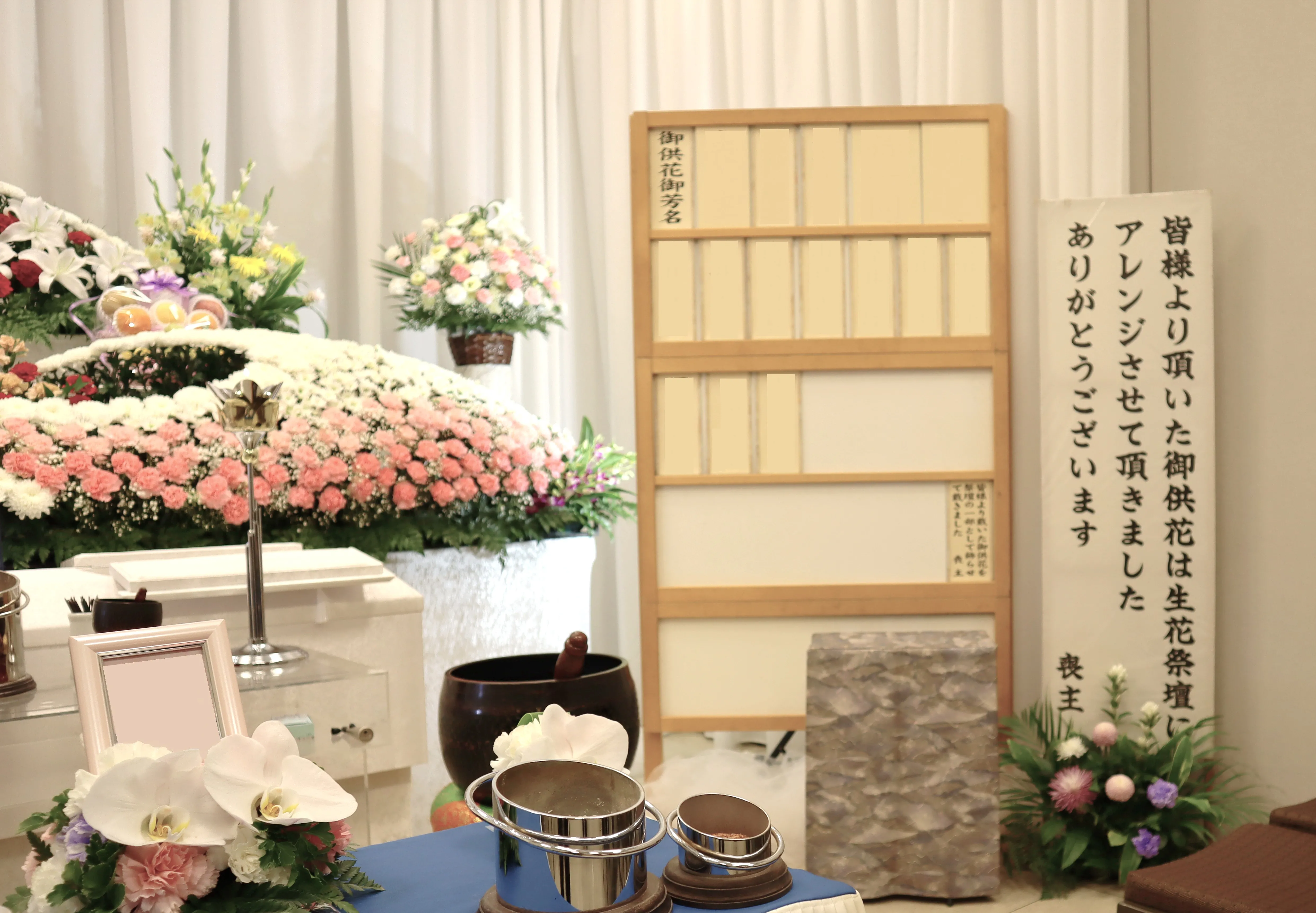 素敵な花祭壇を低価格で飾る事ができます