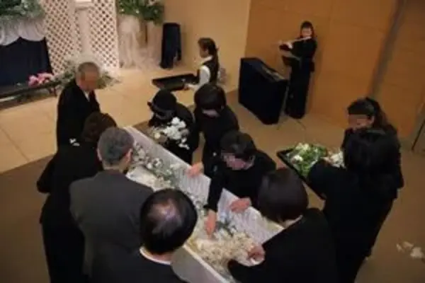 警察専門の村岡葬研葬儀社（神奈川区事務所）で葬儀を行なった写真