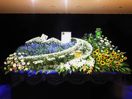 「故人らしさ」を表現した花祭壇