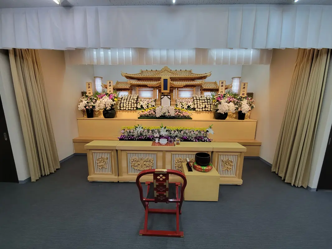 クオリティーの高い美しい花祭壇