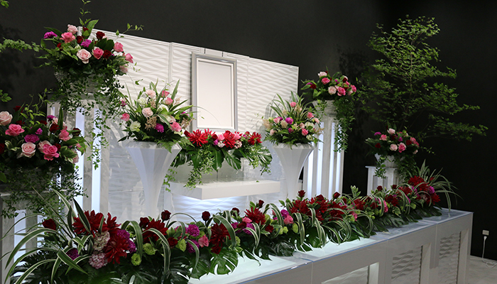 ボリュームたっぷりの花祭壇