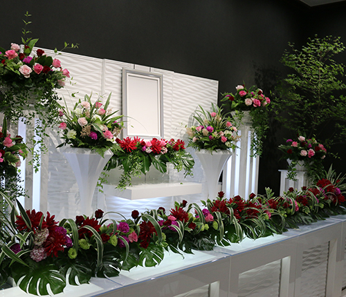 ボリュームたっぷりの花祭壇