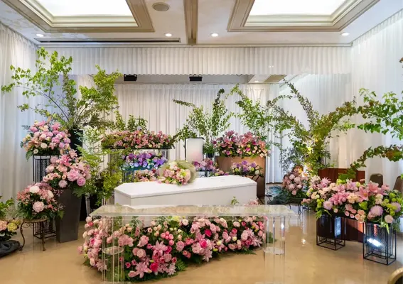 想いを込めた特別な花祭壇の制作