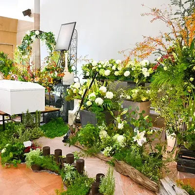 他では見ない特別な花祭壇