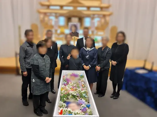 小さなお別れ会で葬儀を行なった写真