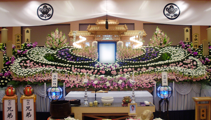 高品質な花祭壇を低価格で提供