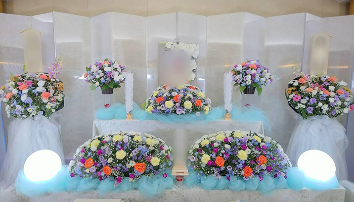 お花のスペシャリストが作成する花祭壇