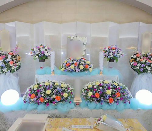 お花のスペシャリストが作成する花祭壇