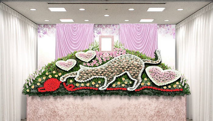 弊社は御遺族が弔問客に対して個人との思い出が伝わる様な祭壇を考案しております。