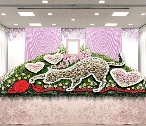 弊社は御遺族が弔問客に対して個人との思い出が伝わる様な祭壇を考案しております。