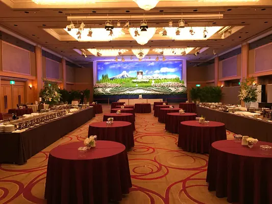 明るくお見送りするパーティー形式のお別れ会。