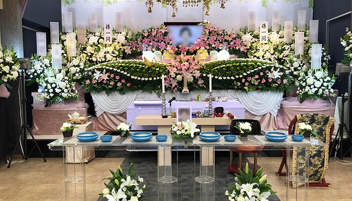 高品質な花祭壇を低価格で提供