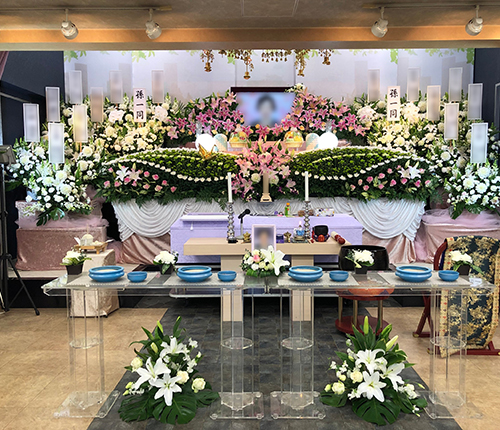 高品質な花祭壇を低価格で提供