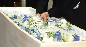 華やかなお花を手向ける【花葬式】