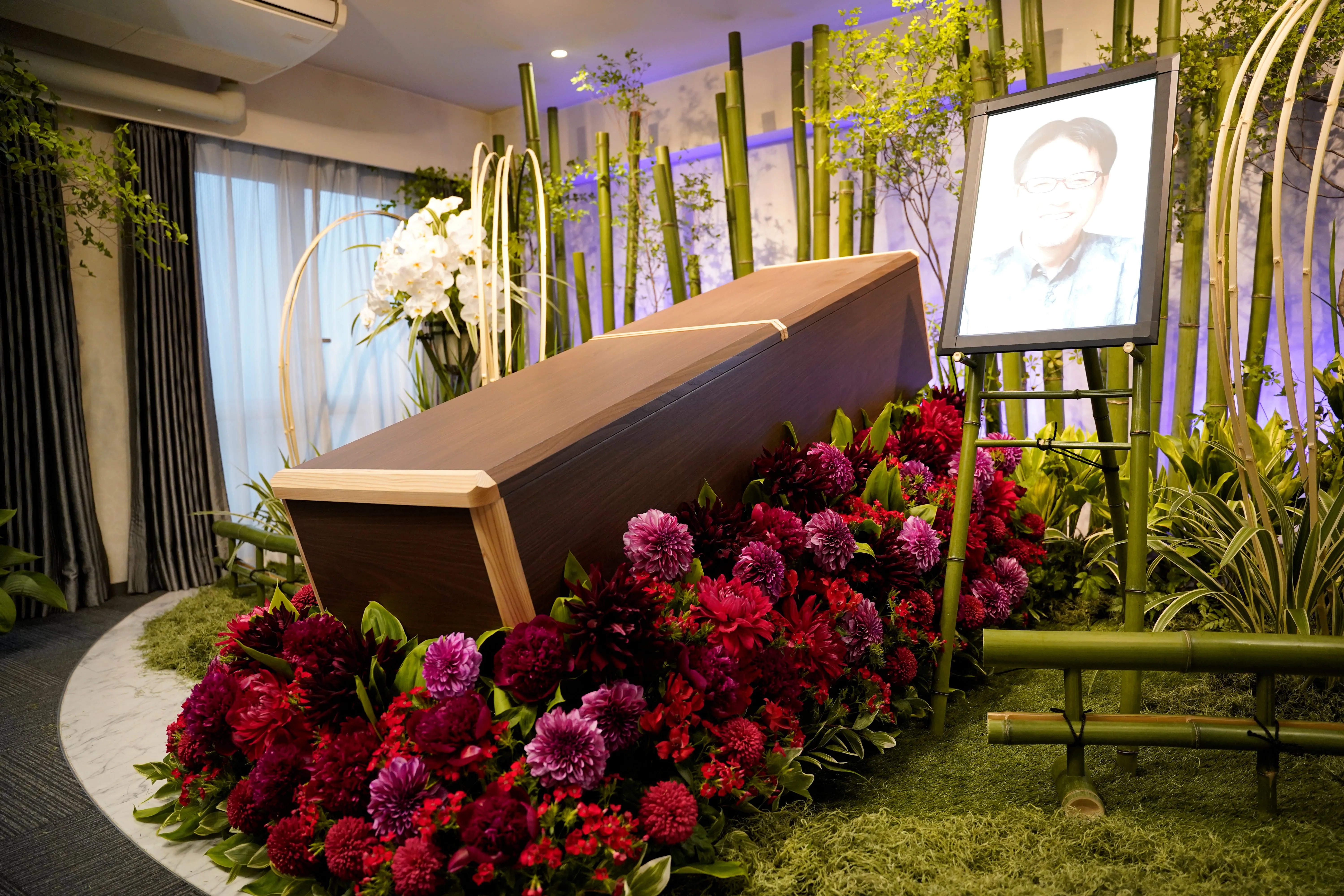 オリジナルの花祭壇で送る故人らしいお葬式