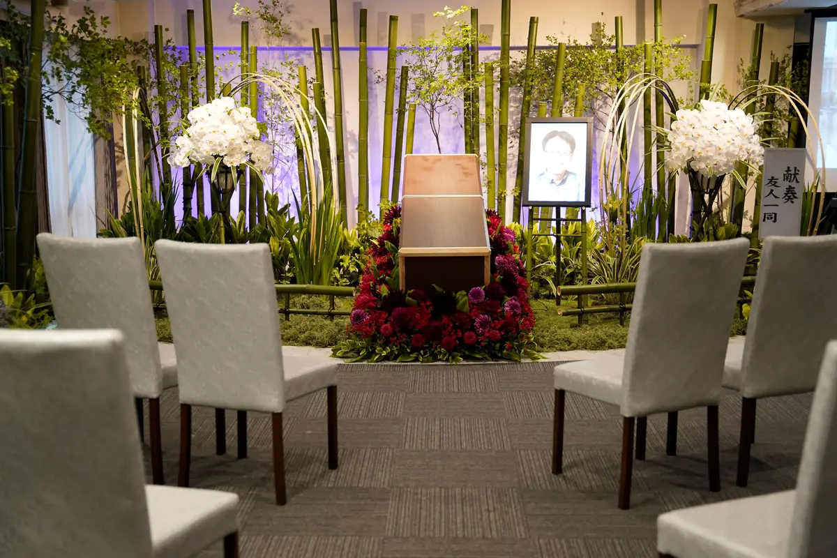 故人らしさを表現したオーダーメイド花祭壇と空間装飾