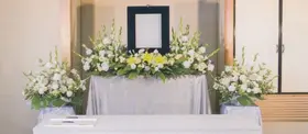 慣れ親しんだ自宅で小さな花祭壇を飾るプランです。