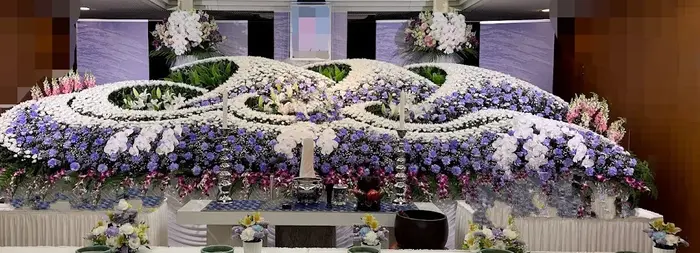 生花専門店と直結。お花の祭壇をリーズナブルに提供いたします。