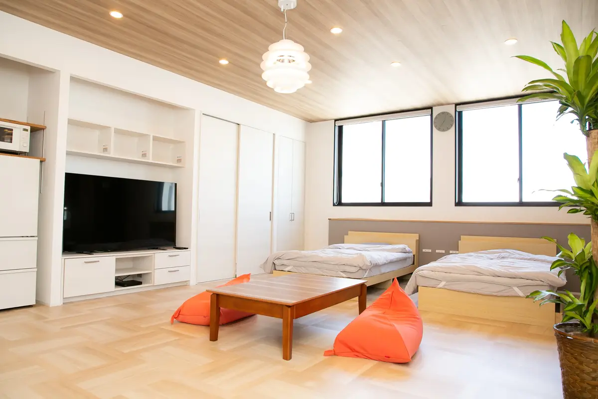 お部屋は「天式場（洋室）」と「星式場（和室）」の異なるタイプをご用意。老若男女を問わず、安心して家族葬を執り行うことができます。
また、お客様の飲食物の持ち込みは自由です。故人様の好きなお料理やご家族の手作り料理とともに故人様をお偲びいただけるようになっております。