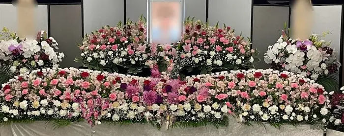 お花に自信あり。生花祭壇をリーズナブルに提供いたします。