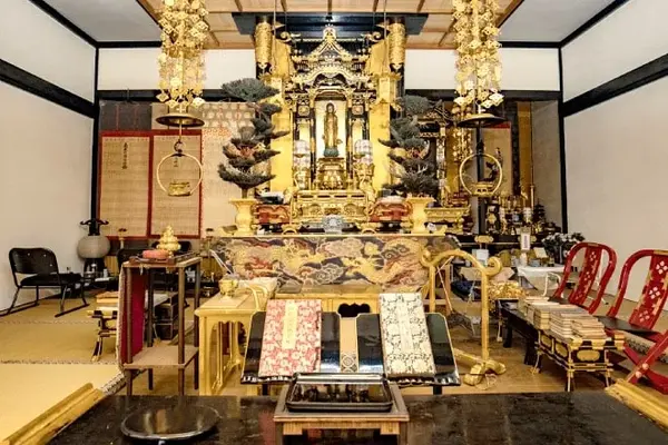 寺の密葬で葬儀を行なった写真