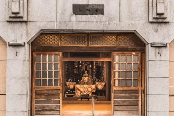 寺の密葬で葬儀を行なった写真