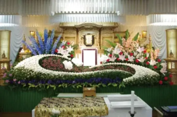 こだわりの美しい生花祭壇