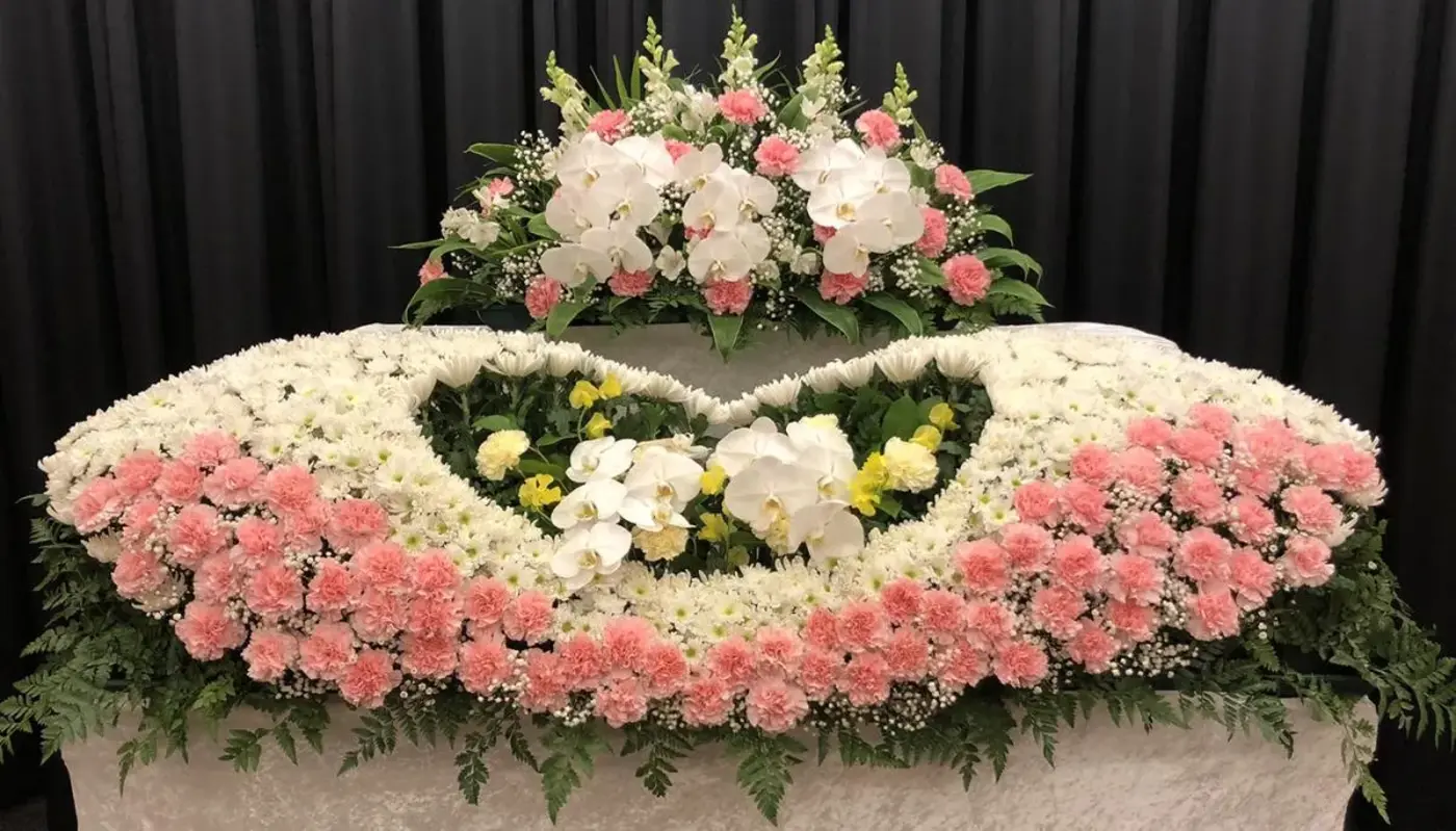 生花にこだわった祭壇が大好評
