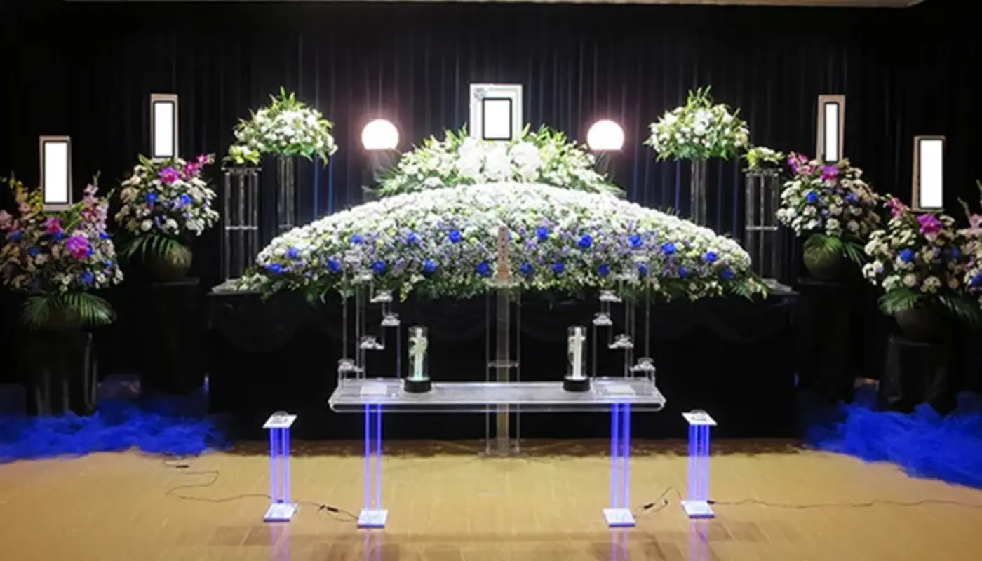 故人らしい花祭壇で見送り