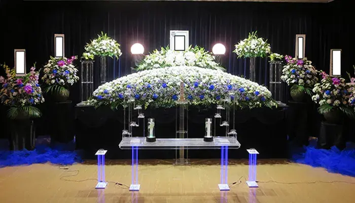 故人らしい花祭壇で見送り