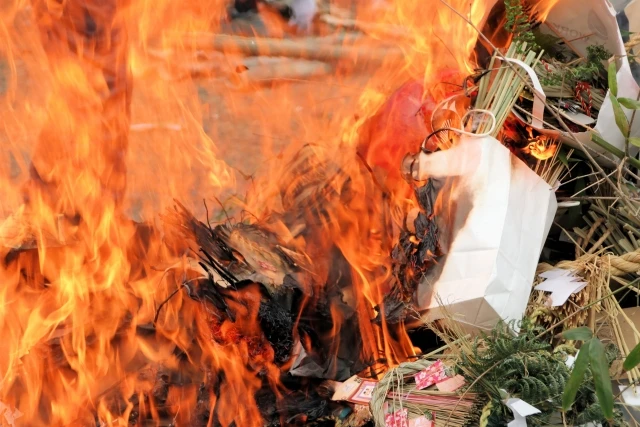 どんど焼きとは?目的や由来・燃やせるものから参加できないときの対処法まで解説!