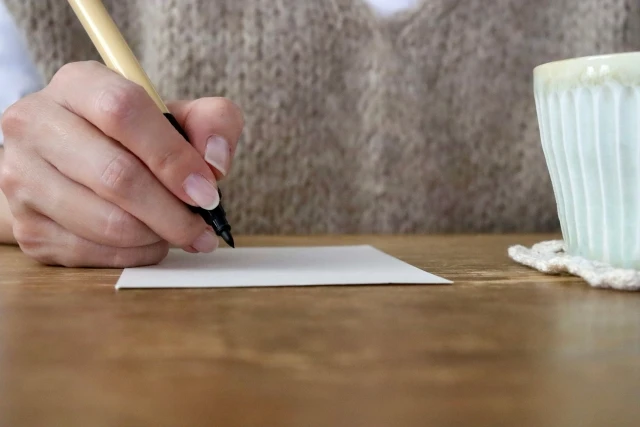 年賀状じまいの本当の理由は手間…当事者の声と1,003人調査で見えた「値上げだけでは語れない」本音