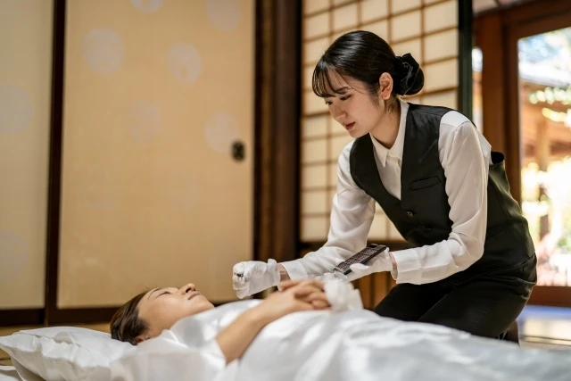 夜中に亡くなった場合の通夜はいつ？翌日以降のスケジュールと職場への連絡手順