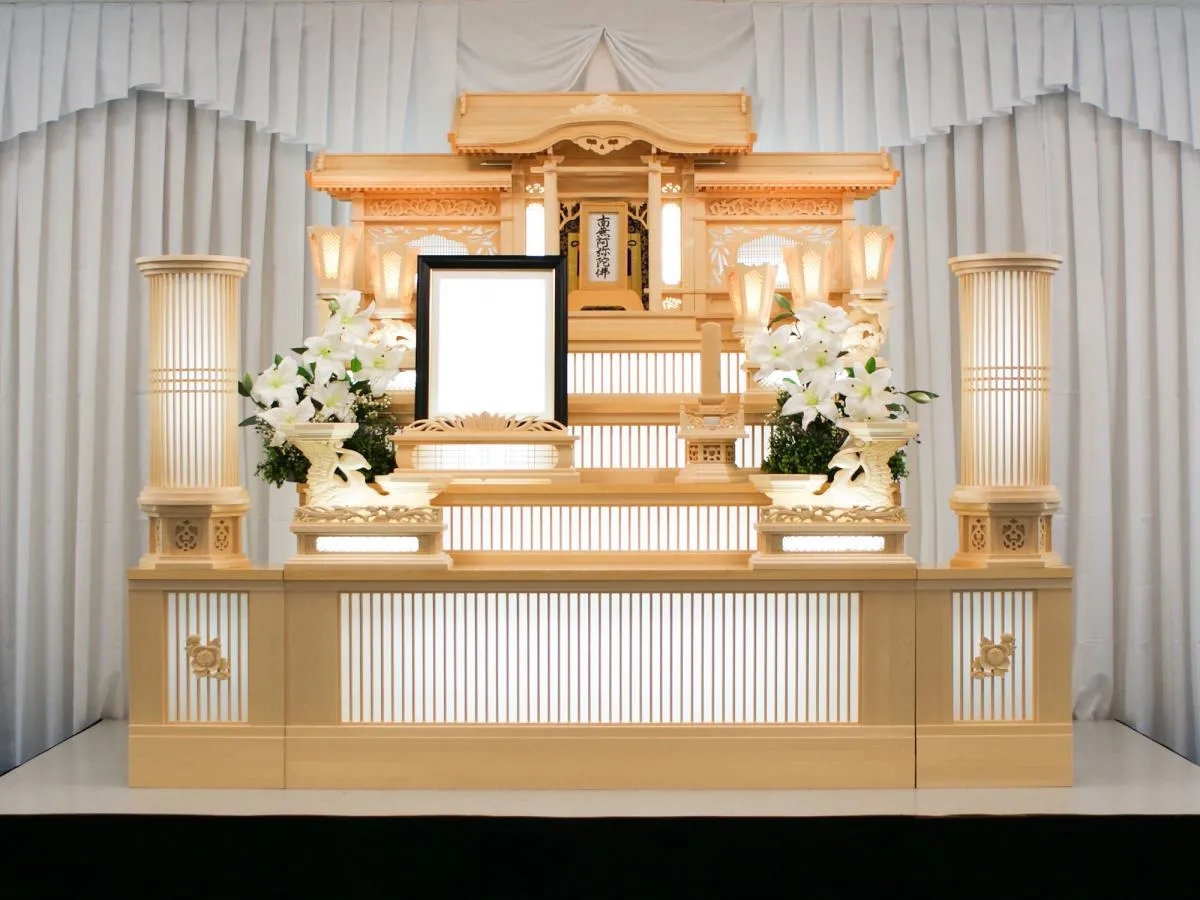 葬儀費用を抑えるなら祭壇付きの会場に【最大800,000円の割引!】