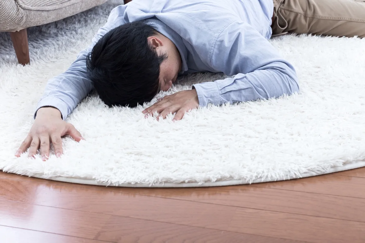 【救急車と警察どっちを呼ぶ?】自宅で家族が亡くなったときの流れと対処法