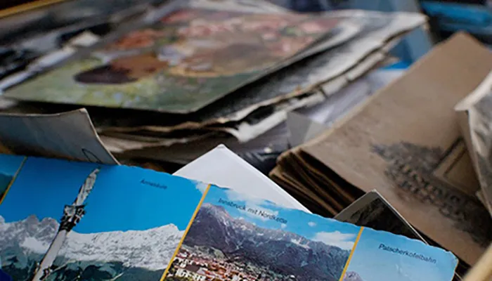 数々の映画や写真が映し出されたスクリーン