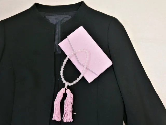 夏の葬儀は半袖でもいい?正しい服装は?猛暑・熱中症対策を解説