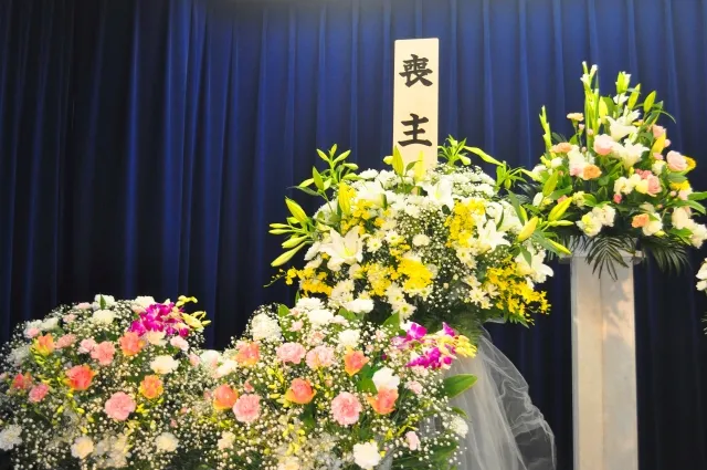 葬儀に供える花「供花」とは？送り方・花代の相場・名前の書き方のマナーを解説
