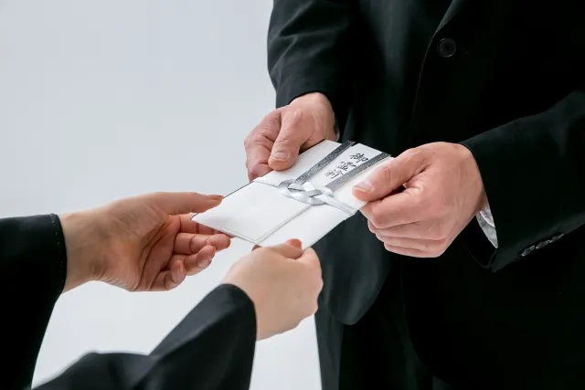 「ご愁傷様です」と「お悔やみ申し上げます」の使い方