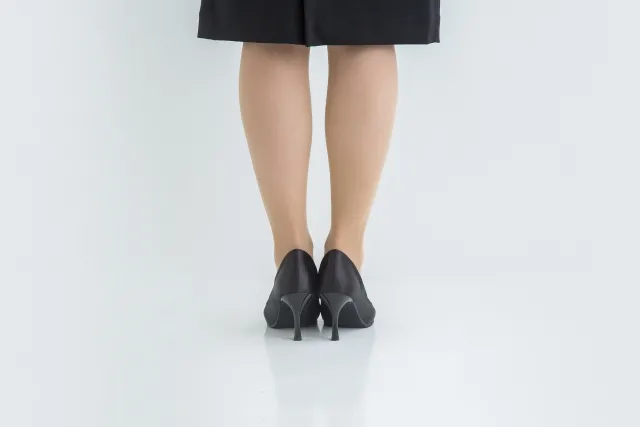 【男女別】葬儀にふさわしい靴とは？喪服に合う最適な靴の選び方（チェックリスト付）