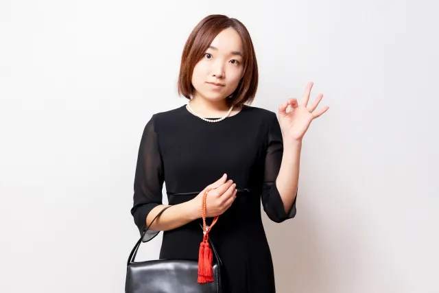 喪服にタイツはOK！葬儀に最適なストッキングのデニール、足元マナーは？