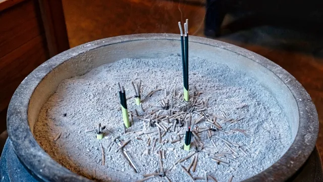 仏壇の線香で火事を起こさないための注意点をご紹介。田中角栄邸・林家ペーパー子邸の火事の原因に。