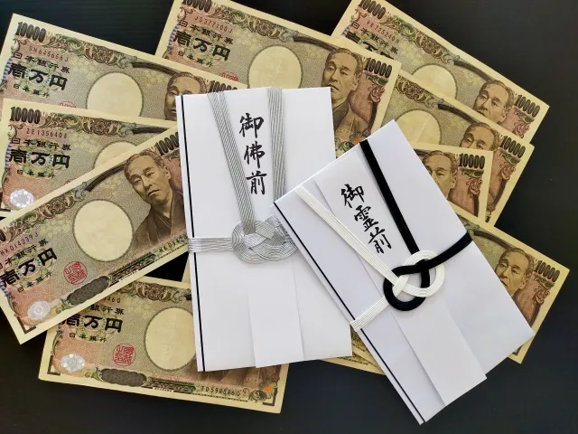 家族葬での香典相場は？身内の場合と友人の場合でどう違う？