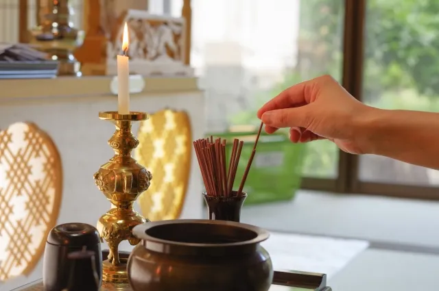 弔問時の正しい服装は平服?香典やお供え物まで弔問マナーをご紹介