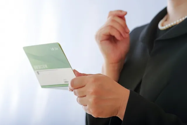 【葬儀費用に関する調査】およそ5割が「想定より高かった」と回答!貯金頼りの葬儀費用の現実が明らかに