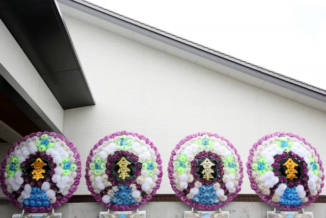 葬儀で花輪を送るには?値段から供花や枕花との違い、マナーまで解説